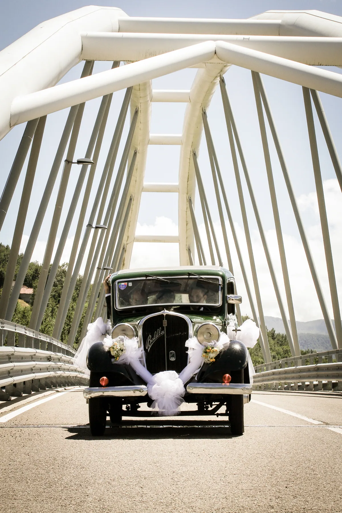 Auto d'epoca sul ponte