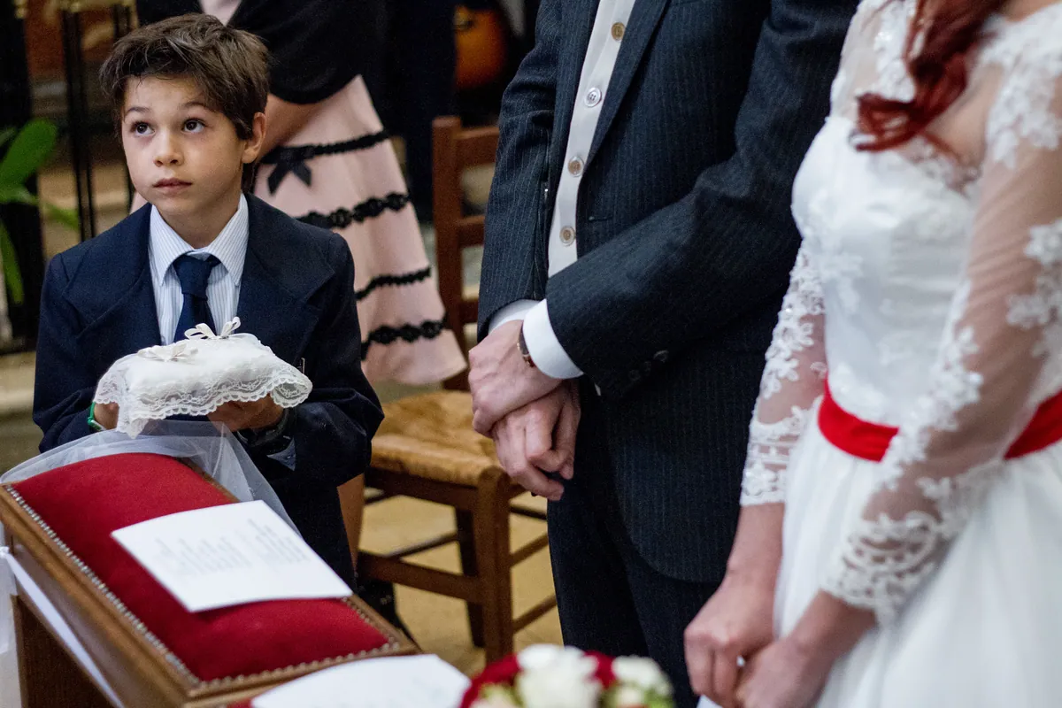 Il paggetto con le fedi durante il rito