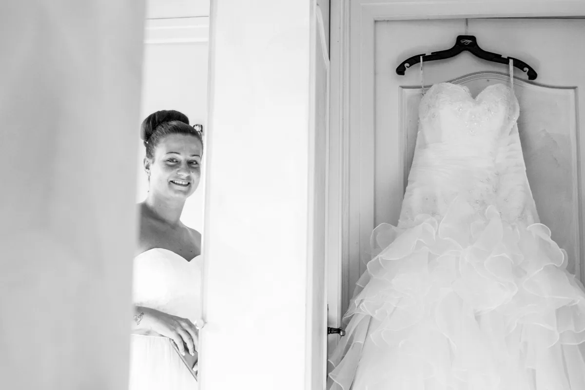 La sposa e l'abito appeso