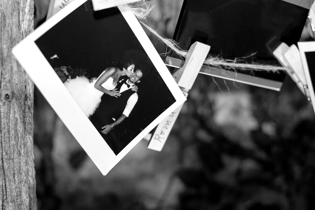 Polaroid appese, in bianco e nero