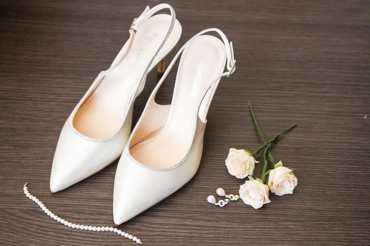 Scarpe da sposa e bottoniera