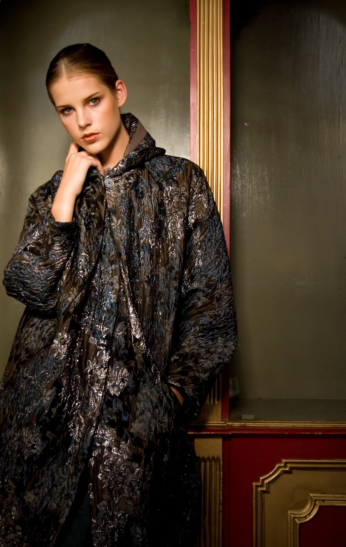 Modella con cappotto in broccato