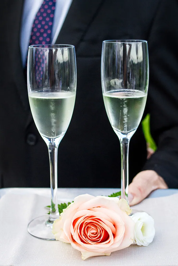 Calici di spumante e rosa