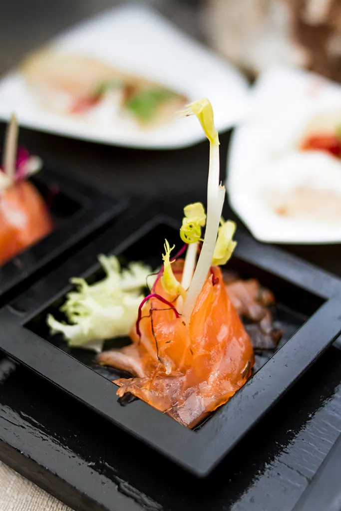 Finger food di salmone in vaschetta nera