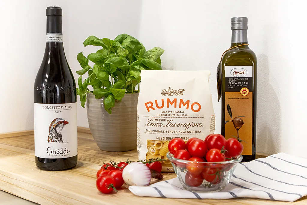 Benvenuto in cucina: vino, olio, pasta, basilico e pomodorini