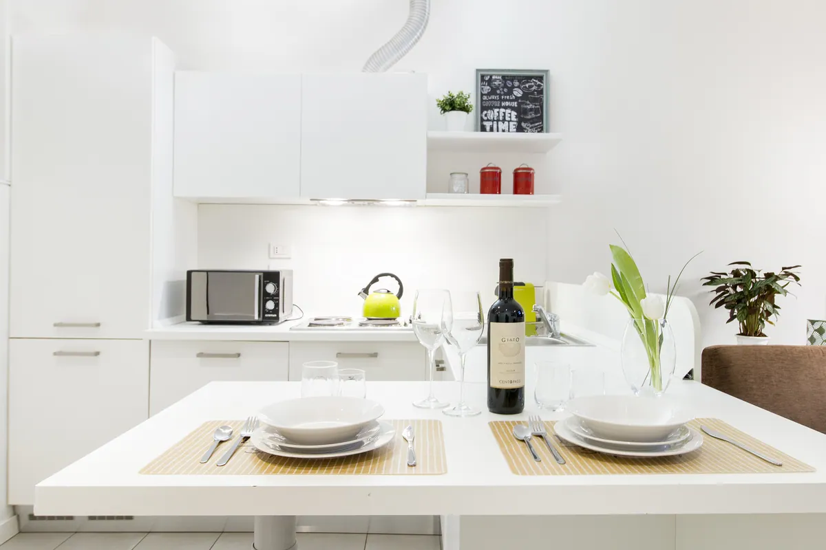 Cucina bianca con tavola apparecchiata