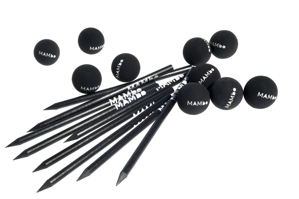 Matite e palline nere con logo