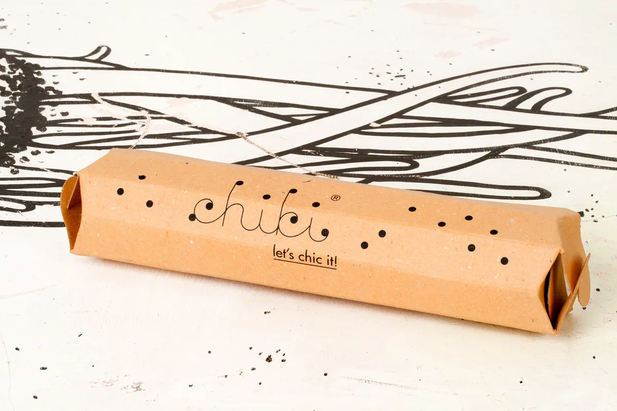 Packaging Chiki su fondo illustrato